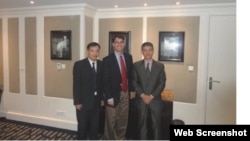Từ trái: Luật sư Nguyễn văn Đài, Phó Giám đốc tổ chức Ân xá Quốc tế Frank Jannuzi, và Bác sĩ Phạm Hồng Sơn