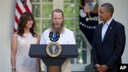 Prezident Obama qutqarilgan askarning onasi Jani Bergdal va Bob Bergdal bilan, 31-may, 2014