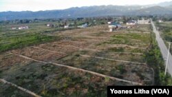 Tampak udara areal persawahan di desa Lolu, Sigi yang dalam dua tahu terakhir tidak dapat ditanami padi akibat kerusakan saluran irigasi oleh bencana alam gempa bumi 2018. Jumat, 30 Oktober 2020. (Foto: VOA/Yoanes Litha)