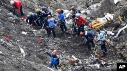Les secouristes travaillent sur les débris de l'avion au lieu du crash d'un Airbus 320 de Germanwings mardi dernier près de Seyne-les-Alpes, France, le 26 mars 2015.