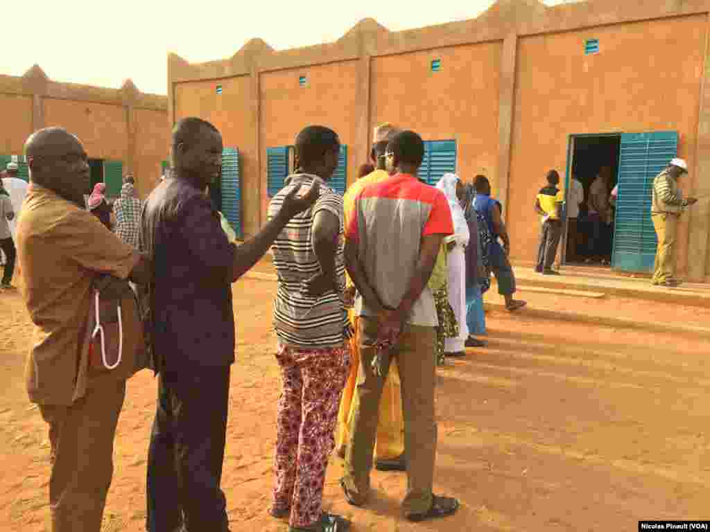 File d&#39;attente devant le bureau de vote de l&#39;école Yantala Haut à Niamey, qui a ouvert une heure en retard, Niamey, 21 février 2016 (VOA/Nicolas Pinault)
