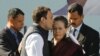 Rahul Gandhi, pnouvellement élu résident du principal parti de l'opposition, a embrassé le front de sa mère et leader du parti, Sonia Gandhi, après une prise de fonction lors d'une cérémonie au siège du parti à New Delhi, en Inde, le 16 décembre 2017.