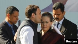 Rahul Gandhi, presiden partai oposisi utama India yang baru terpilih, mencium dahi ibunya dan pemimpin partai, Sonia Gandhi, setelah mengambil alih jabatan presiden partai Kongres pada upacara di markas partai tersebut di New Delhi, India, 16 Desember 2017.