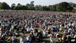 Ribaun warga menghadiri acara doa bersama untuk mengenang penembakan di kota Christchurch, hari Minggu (24/3).