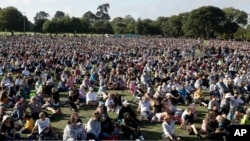 مساجد پر حملے کے متاثرین سے اظہارِ یکجتی کے لیے ہزاروں افراد کرائسٹ چرچ کے ہیگلے پارک میں جمع ہیں۔
