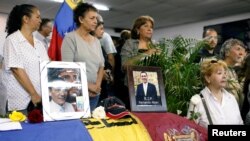 Para pelayat berdiri di samping peti jenazah politisi oposisi, Fernando Alban, dalam misa perkabungan di Caracas, Venezuela, 10 Oktober 2018.
