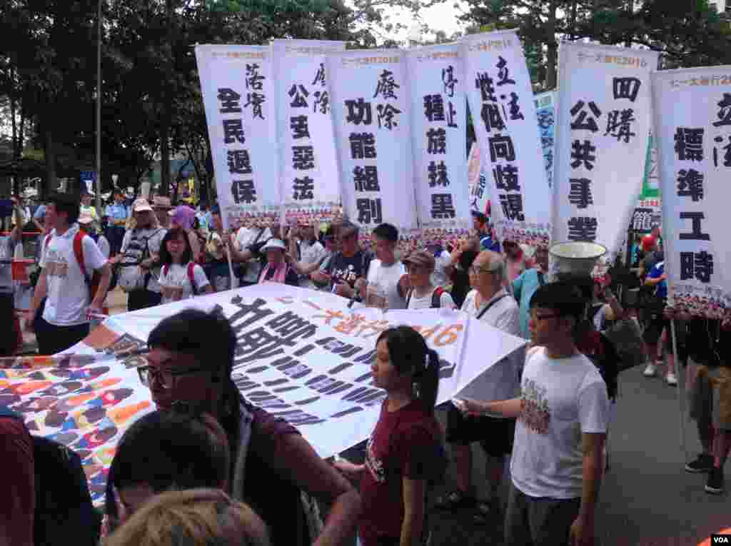 數萬港人參加七一大游行誓言守護香港（美國之音海彥拍攝）