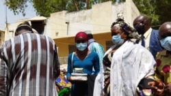 A Bamako, l’homme qui tresse les cheveux des femmes