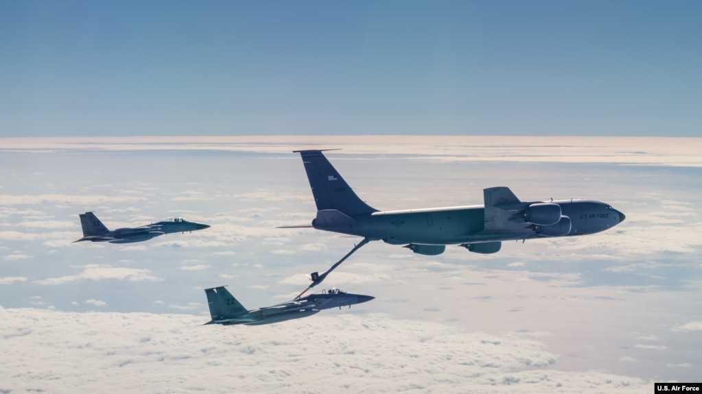 美国空军2020年1月10日在西太平洋上空练习空中加油（美国空军照片）(photo:VOA)