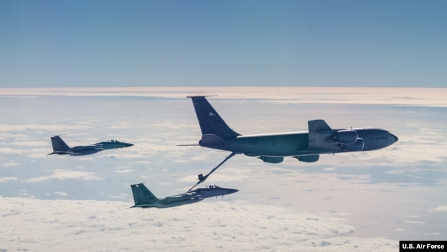 美国空军2020年1月10日在西太平洋上空练习空中加油(美国空军照片)