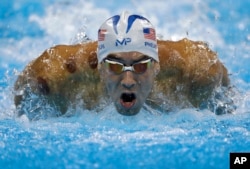 ນັກລອຍນ້ຳ ໂອລິມປິກ ຂອງສະຫະລັດ ທ້າວ Michael Phelps ແຂ່ງຂັນ ໃນຮອບ ລອຍທ່າແມງ ກະເບື້ອ ຫຼື butterfly stroke ໄລຍະ 200 ແມັດ ລະຫວ່າງການແຂ່ງຂັນລອຍນ້ຳ ຢູ່ທີ່ ການແຂ່ງຂັນ ໂອລິມປິກ ລະດູຮ້ອນປີ 2016, ວັນທີ 8 ສິງຫາ 2016, ຢູ່ໃນນະຄອນ Rio de Janeiro ຂອງ Brazil.