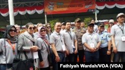 Ketua KPU Arief Budiman dan sejumlah pemantau asing meninjau pelaksanaan pemungutan suara pemilihan legislatif dan pemilihan presiden di Rutan Cipinah, Rabu, 17 April 2019. (Foto: Fathiyah Wardah/VOA)