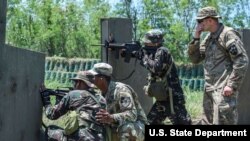 Latihan militer bersama tentara AS dan tentara Filipina di Fort Magsaysay, Nueva Ecija, dekat Manila, 9 Mei 2017. (Foto: dok).