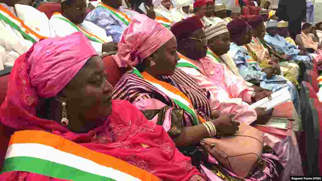 Sur 171 députés, le nouveau parlement compte 25 femmes. Ici certaines d’entre elles attendant le début de la première séance de la nouvelle Assemblée Nationale, Palais des Congrès de Niamey, jeudi 24 mars 2016. Les élus de l’opposition ont boycotté la cérémonie. Photo voa Bagassi Koura.