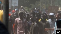 Des Burkinabè, lors des manifestations qui conduit à la chute de l'ex-président Blaise Compaoré, le 30 octobre 2014, à Ouagadougu, Burkina Faso.