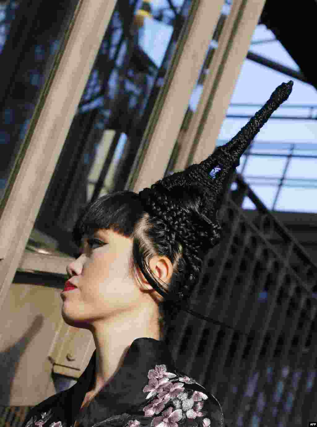 Model dan penyelenggara pagelaran fashion kelahiran Vietnam&nbsp;Jessica Minh Anh menampilkan karyanya dalam sebuah pageralan yang ia selenggarakan, di atas&nbsp;catwalk di lantai dasar Menara&nbsp;Eiffel di Paris. 