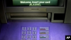 Además de robar números de tarjetas de crédito la red clonó tarjetas ATM y sustrajo dinero de cajeros automáticos.