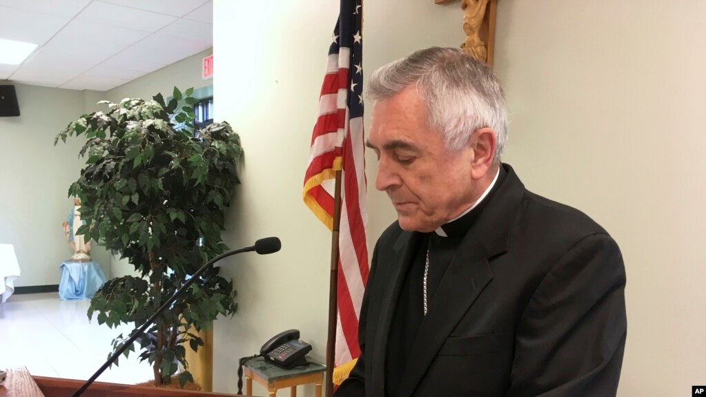 El reverendo Ronald Gainer, obispo catÃ³lico de la diÃ³cesis de Harrisburg, Pennsylvania, analiza el abuso sexual infantil por parte del clero y una decisiÃ³n de la diÃ³cesis de eliminar nombres de obispos que datan de la dÃ©cada de 1940 despuÃ©s de concluir que no respondieron adecuadamente a las acusaciones de abuso, durante una conferencia de prensa el miÃ©rcoles, 1 de agosto de 2018, en Harrisburg, Pa.