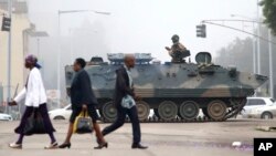 Militer melakukan patroli di Harare, Zimbabwe, Rabu (15/11). 
