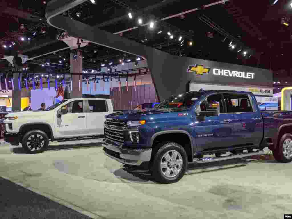 Un clásico americano, el Silverado, con una imágen que combina la tecnología con la potencia.