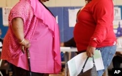 미국 뉴욕 시에서 비만 체형의 두 여성이 대화하고 있다.
