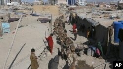 阿富汗男童在喀布爾的臨時居所牧羊。
