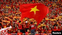 베트남 하노이에서 열린 스즈키컵 준결승 2차전에서 베트남 국민들이 자국기를 흔들며 응원하고 있다. 