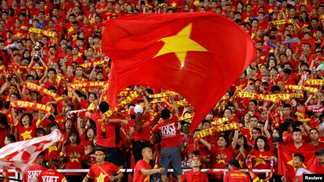 Người hâm mộ bóng đá Việt Nam tại sân Mỹ Đình trong mùa giải AFF Suzuki Cup 2018.