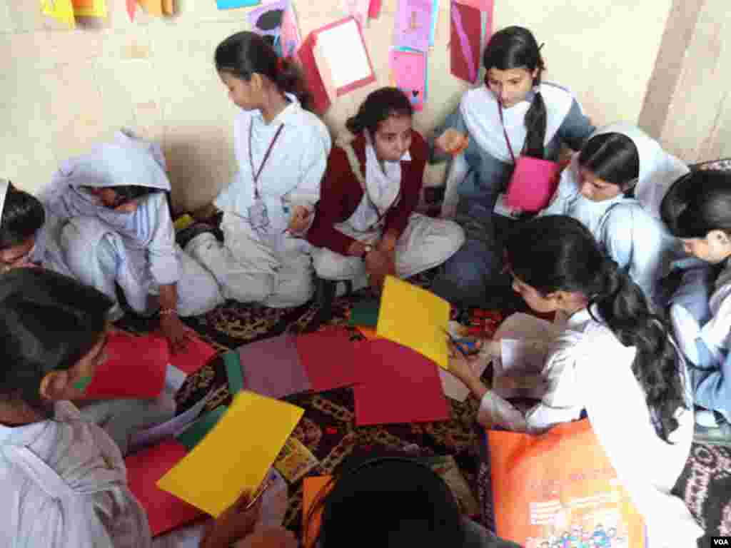 کراچی: چلڈرن لٹریچر فیسٹیول میں اسکول کی طالبات آرٹ سیکھ رہی ہیں