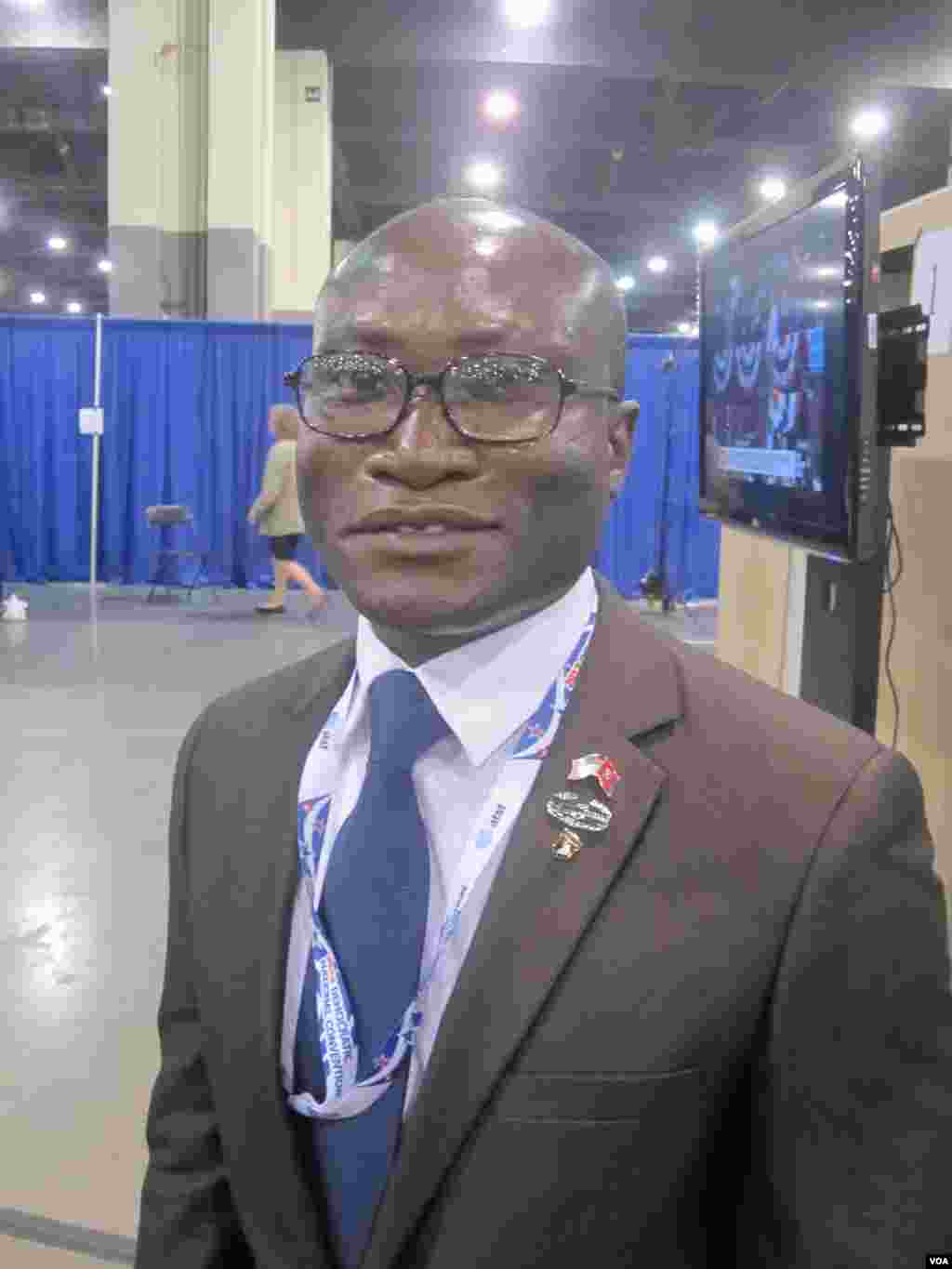 Credo Amouzouviv, Américain d'origine togolaise, candidat à la Chambre des représentants des Etats-Unis pour le 7e district du Tennessee, parmi les délégués à Charlotte - N-PINAULT-VOA