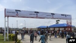 Sur la route principale menant aux nouveaux postes-frontières communs Nigéria-Bénin le jour de l'inauguration à Seme-Krake dans le district de Badagry à Lagos, capitale commerciale du Nigéria, le 23 octobre 2018.
