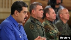 Presiden Nicolas Maduro bersama anggota kabinet dan pejabat tinggi militer di Istana Miraflores di Caracas, 30 April 2019.
