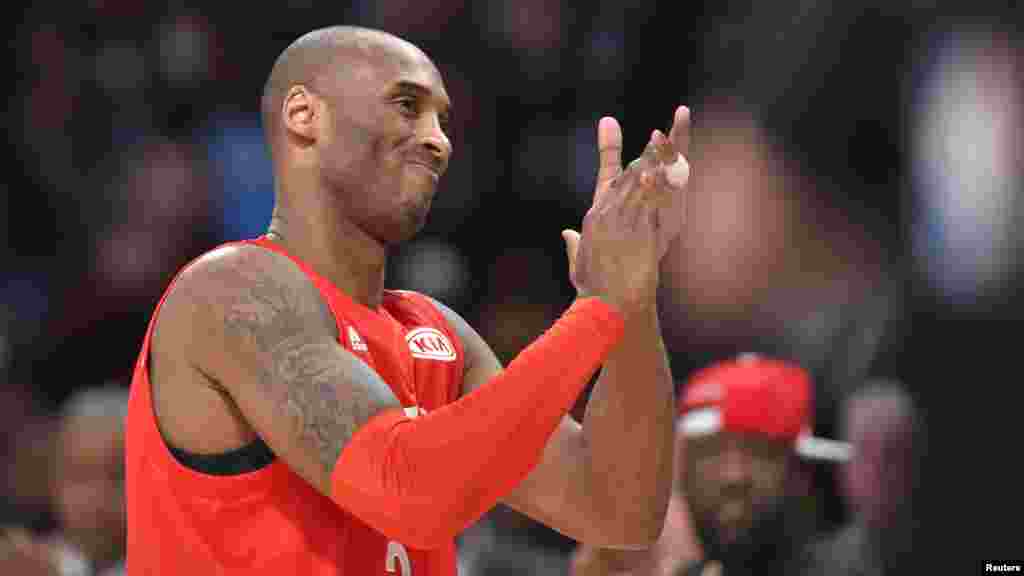 Kobe Bryant salue le public avant le match, Toronto, le 16 février 2016.