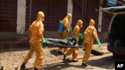 Petugas kesehatan membawa seorang korban tewas akibat ebola (foto: dok).