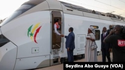 Le Président Macky Sall après le 1er trajet du TER à la gare de Dakar, le 15 janvier 2019. (VOA/Seydina Aba Gueye)