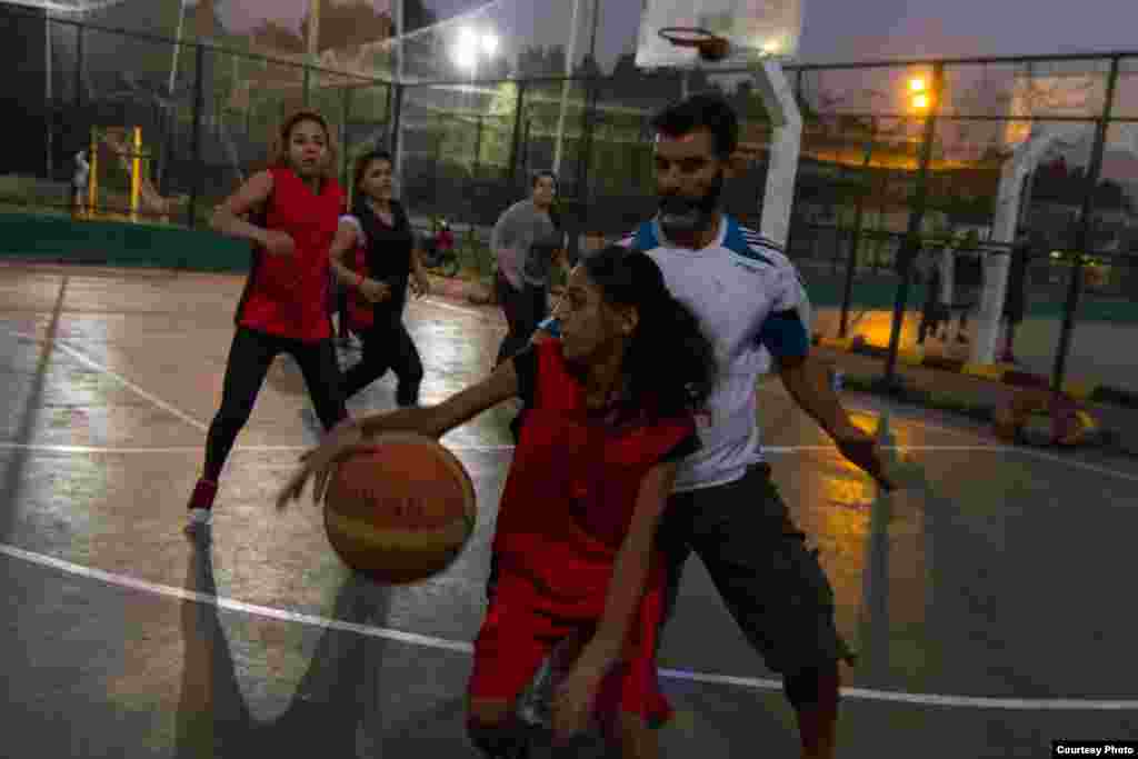 The girls basketball team practices on courts outside of the Shatila camp, Lebanon, Dec. 2, 2014. (John Owens/VOA)