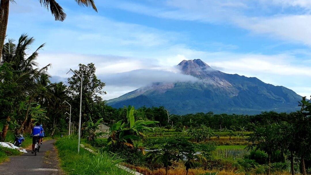 Gunung Merapi difoto dari kawasan Pakem, Yogyakarta. (Foto: VOA/Nurhadi Sucahyo)