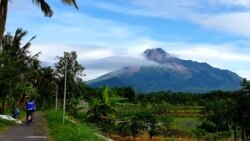 Gunung Merapi difoto dari kawasan Pakem, Yogyakarta. (Foto: VOA/Nurhadi Sucahyo)