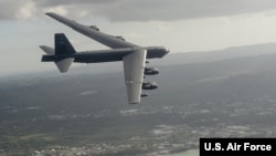 미 공군 B-52H 전략폭격기가 괌 상공을 비행하고 있다.