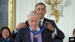 President Barack Obama awards former Washington Post executive editor Ben Bradlee the Presidential Medal of Freedom, Nov. 20, 2013 at the White House.