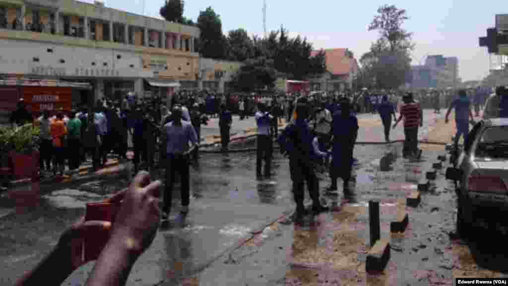 Igisasu cya gerenade cyaturikiye hanze y’inzu Kenya Commercial Bank ikoreramo I Bujumbura. Imodoka eshatu na moteri itanga amashanyarazi byahiye. (Edward Rwema / VOA)