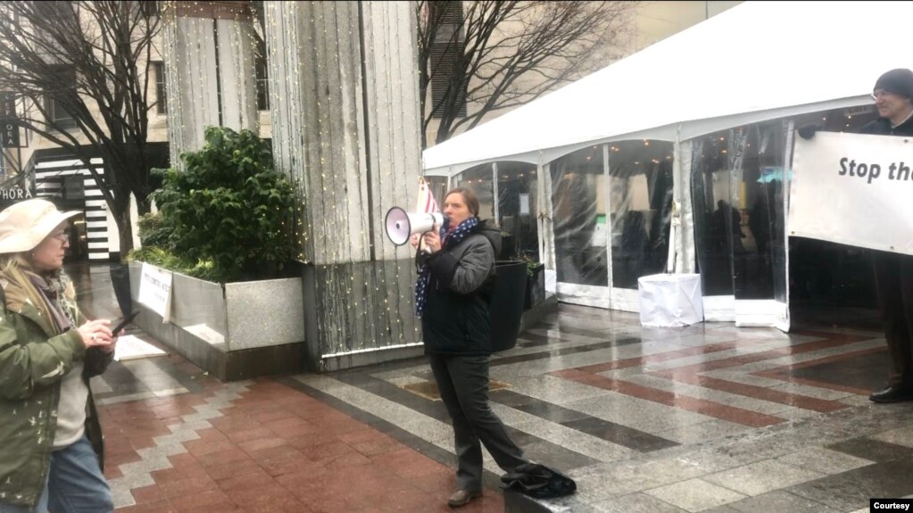 “中国民主与人权联盟”组织全球联动、呼吁抵制中共渗透集会的西雅图现场。图为一名美国朋友加入抗议，呼喊“西雅图醒过来！”（图片由中国民主与人权联盟提供，2021年1月24日）(photo:VOA)