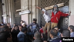 11일 이집트 타흐리르 광장의 정부 청사 주변에 모여든 시위대.