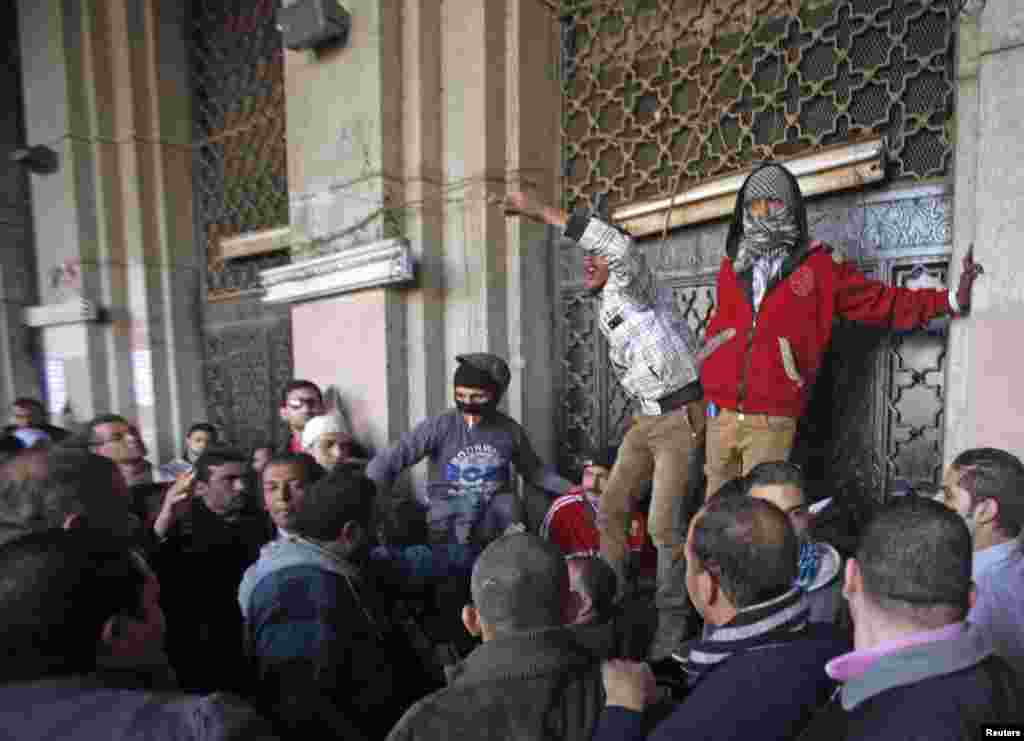 Protesters block the gate of a government building near Tahrir Square in Cairo, December 11, 2012. 