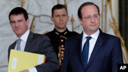 French Interior minister Manuel Valls, left, and President Francois Hollande, after the weekly cabinet meeting in Paris, March 19, 2014.