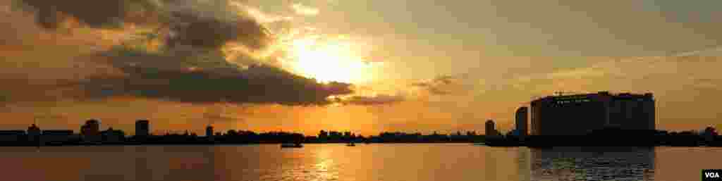 The sunset at Chaktumuk, where the Tonle Sap River, Bassac River, Upper Mekong River and Lower Mekong River intersect. Cambodia, September 27, 2014. (Nov Povleakhena/VOA Khmer)