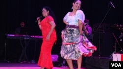La cantante Eva Ayllón compartió el escenario con miembros de su familia que la acompañan en sus espectáculos como parte del marco musical.