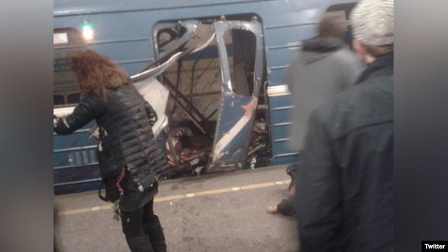 Testigos subieron fotografías a Twitter tras la explosión en una estación del Metro de San Petersburgo, Rusia, el lunes, 3 de abril, de 2017.