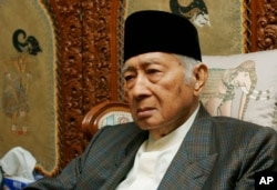 Mantan Presiden Soeharto duduk di rumahnya di Jakarta, 24 Oktober 2006. (Foto: AP)