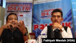 Pendiri Jaringan Islam Liberal Ulil Abshar Abdalla (Kiri) Ketua KPAI Asrorun Niam dalam diskusi LGBT di Warung Daun, Jakarta, Sabtu (21/1). (VOA/Fathiyah)